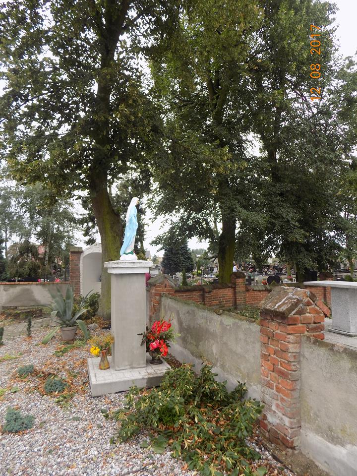 Chełmce: Wyrwane drzewa, zniszczone groby oraz dach kościoła [FOTO]