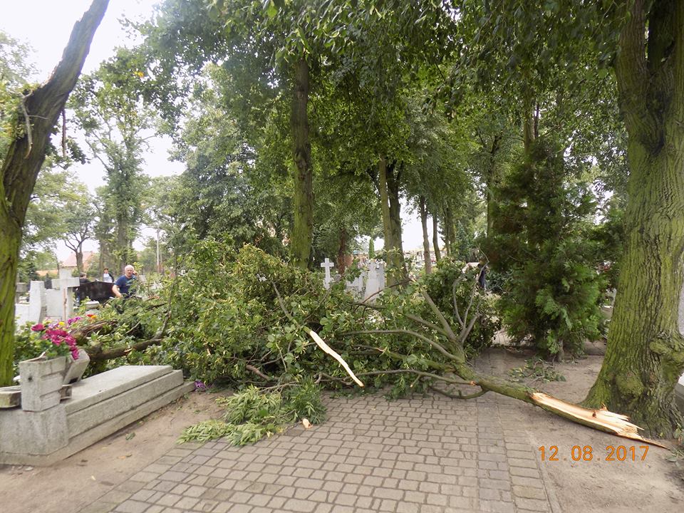 Chełmce: Wyrwane drzewa, zniszczone groby oraz dach kościoła [FOTO]
