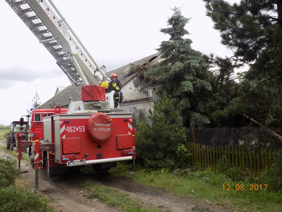 Chełmce: Wyrwane drzewa, zniszczone groby oraz dach kościoła [FOTO]