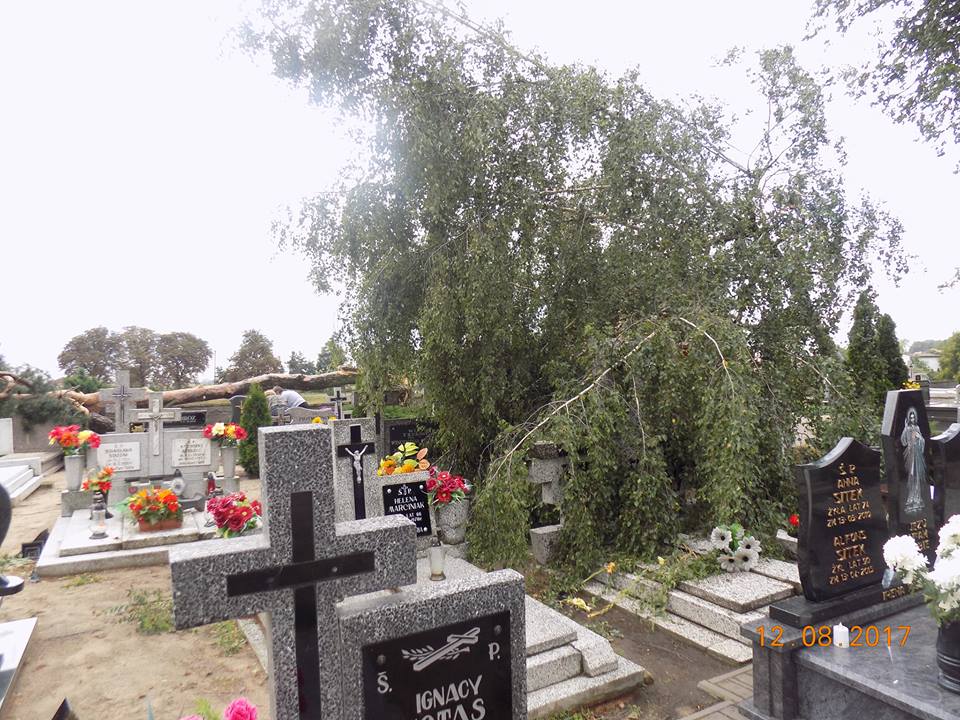 Chełmce: Wyrwane drzewa, zniszczone groby oraz dach kościoła [FOTO]