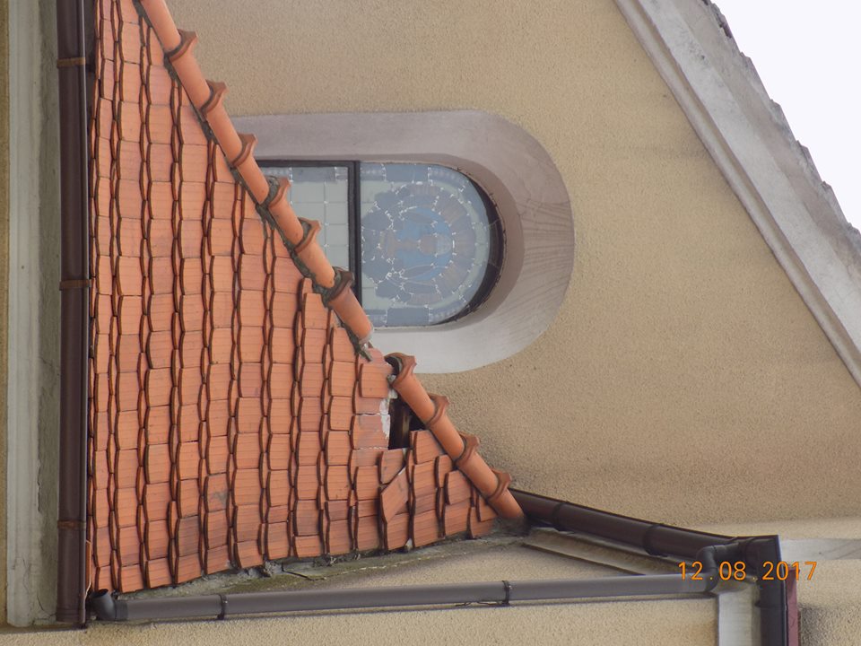 Chełmce: Wyrwane drzewa, zniszczone groby oraz dach kościoła [FOTO]
