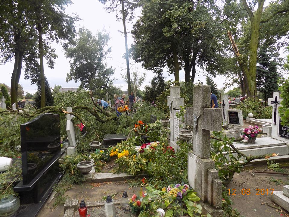 Chełmce: Wyrwane drzewa, zniszczone groby oraz dach kościoła [FOTO]