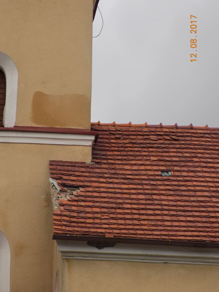 Chełmce: Wyrwane drzewa, zniszczone groby oraz dach kościoła [FOTO]
