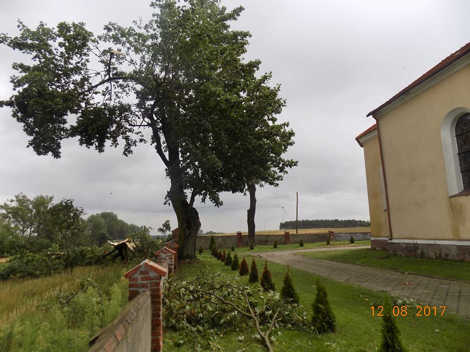 Chełmce: Wyrwane drzewa, zniszczone groby oraz dach kościoła [FOTO]