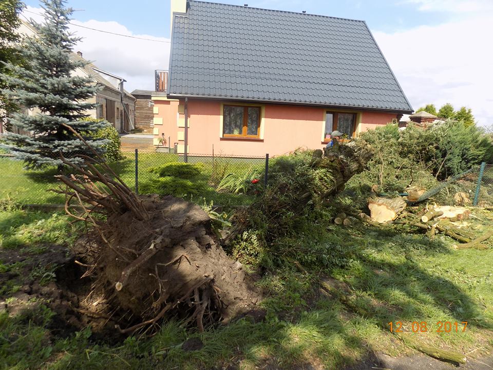 Chełmce: Wyrwane drzewa, zniszczone groby oraz dach kościoła [FOTO]