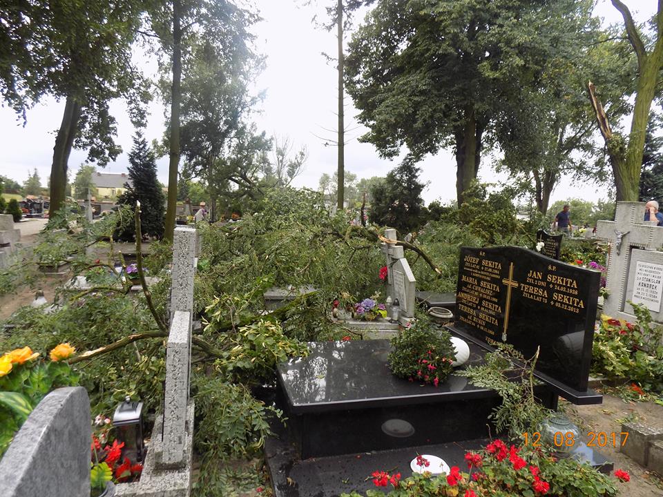 Chełmce: Wyrwane drzewa, zniszczone groby oraz dach kościoła [FOTO]