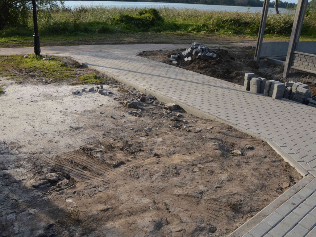 Obok cmentarza powstaje chodnik