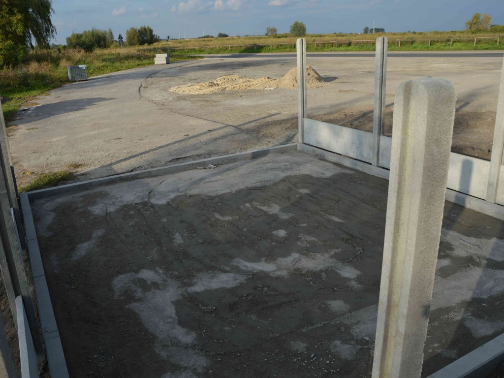 Obok cmentarza powstaje chodnik