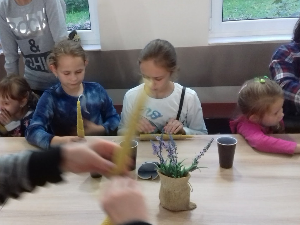 Budowa ula, degustacje miodów, życie pszczół. W Chełmcach zorganizowali warsztaty pszczelarskie [FOTO]