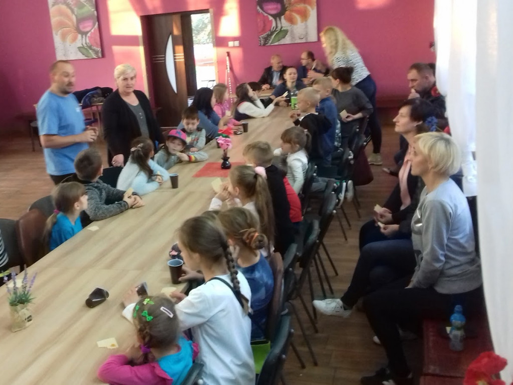 Budowa ula, degustacje miodów, życie pszczół. W Chełmcach zorganizowali warsztaty pszczelarskie [FOTO]