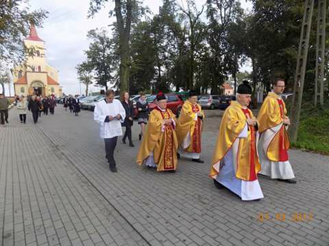 Chełmce: Do kościoła św. Katarzyny wprowadzone zostały relikwie św. Faustyny Kowalskiej [FOTO]