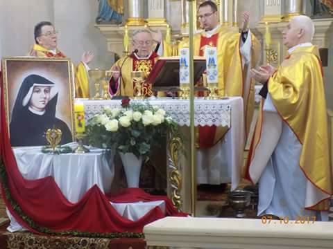 Chełmce: Do kościoła św. Katarzyny wprowadzone zostały relikwie św. Faustyny Kowalskiej [FOTO]
