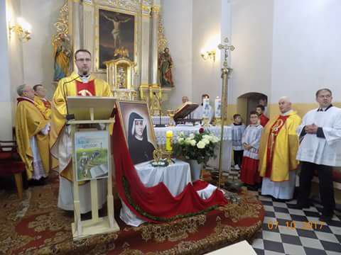 Chełmce: Do kościoła św. Katarzyny wprowadzone zostały relikwie św. Faustyny Kowalskiej [FOTO]