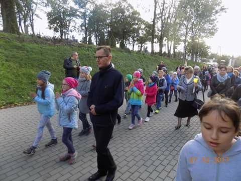 Chełmce: Do kościoła św. Katarzyny wprowadzone zostały relikwie św. Faustyny Kowalskiej [FOTO]