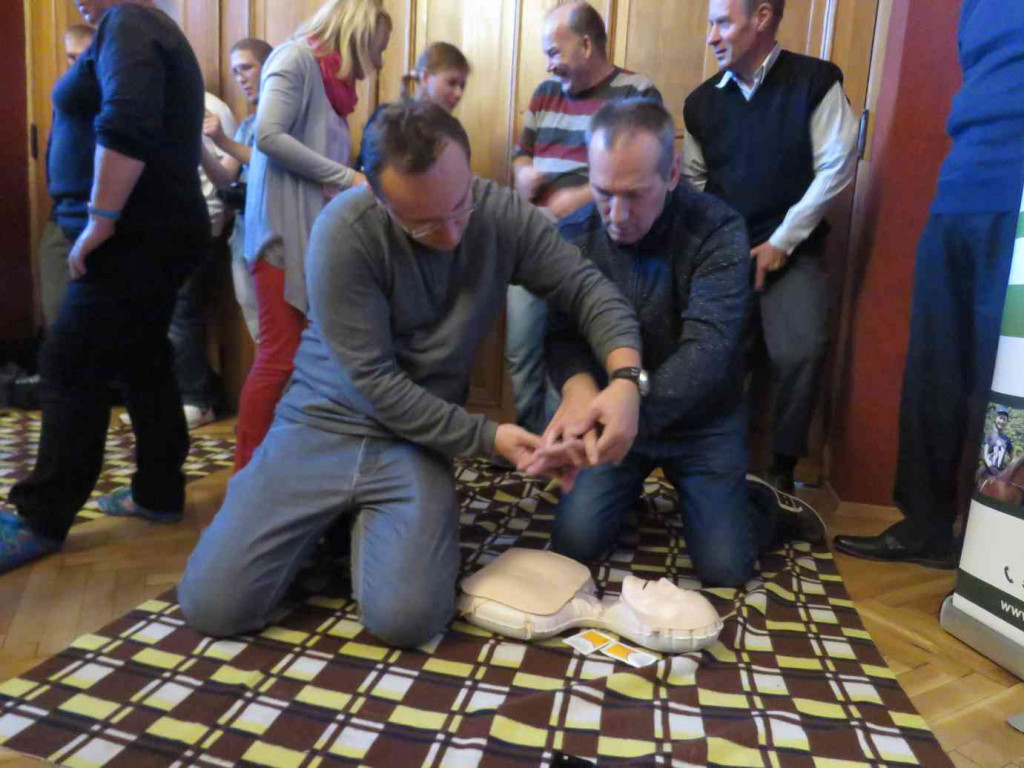 W Kobylnikach bili rekord w jednoczesnym prowadzeniu resuscytacji krążeniowo-oddechowej [FOTO]