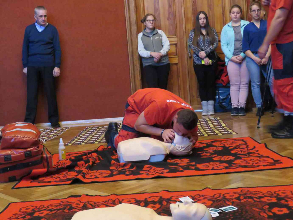 W Kobylnikach bili rekord w jednoczesnym prowadzeniu resuscytacji krążeniowo-oddechowej [FOTO]