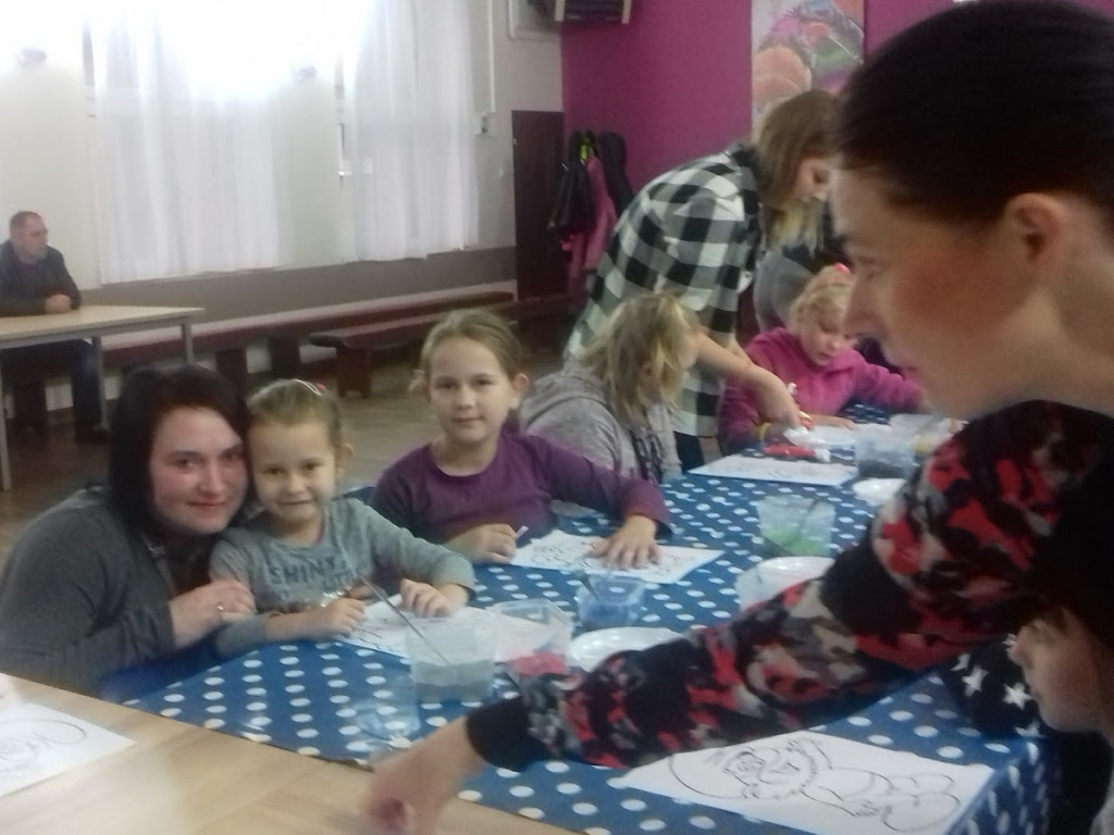 W Chełmcach malowali piaskiem podczas warsztatów edukacyjno-kreatywnych-Mojakruszwica.pl