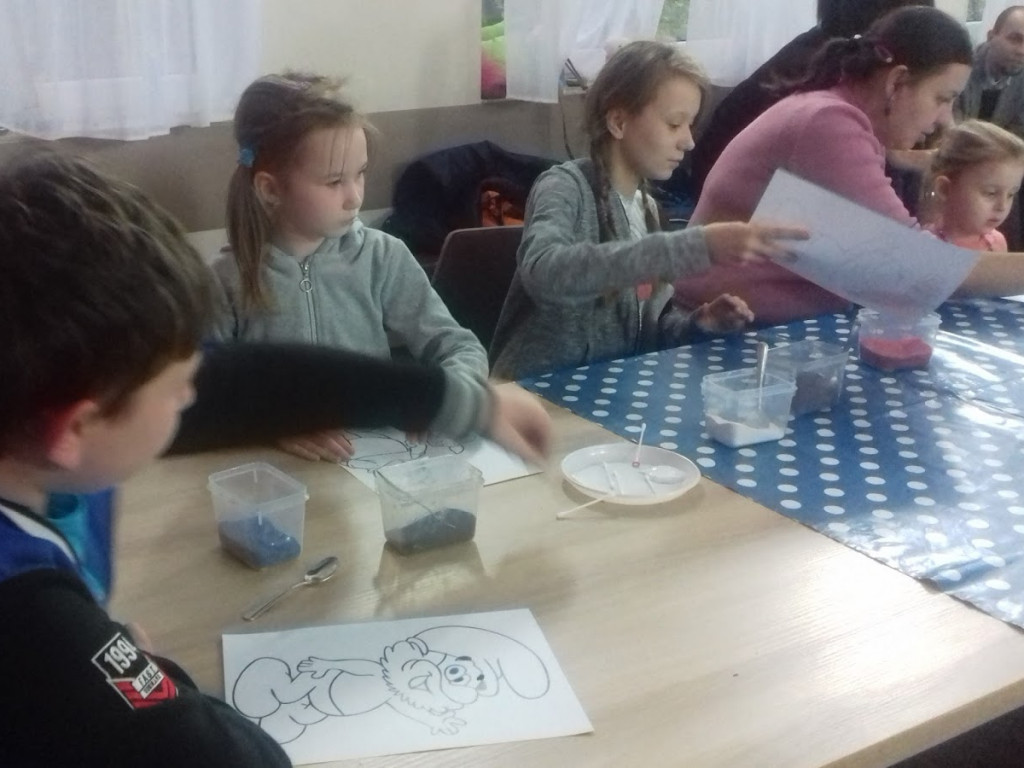 W Chełmcach malowali piaskiem podczas warsztatów edukacyjno-kreatywnych-Mojakruszwica.pl