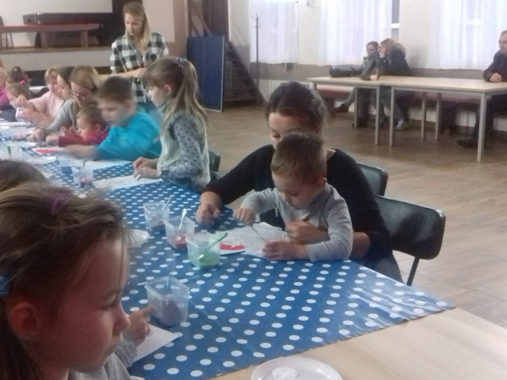 W Chełmcach malowali piaskiem podczas warsztatów edukacyjno-kreatywnych-Mojakruszwica.pl