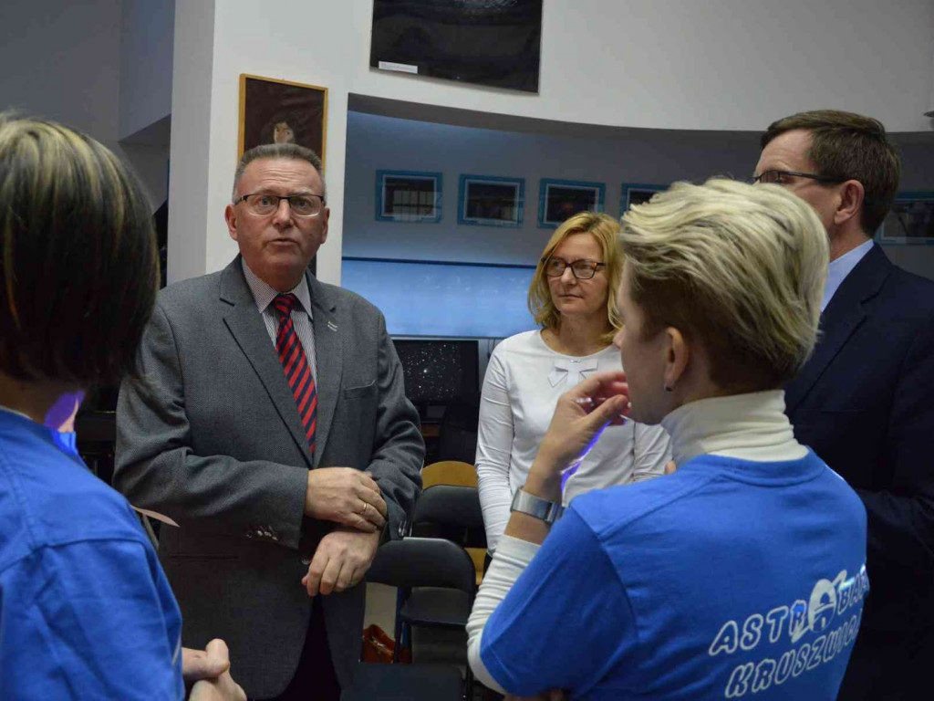 Grupa nauczycieli i popularyzatorów nauk ścisłych odwiedziła kruszwicką astrobazę [FOTO+VIDEO]