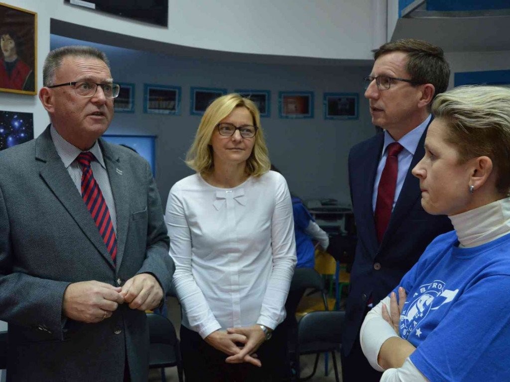 Grupa nauczycieli i popularyzatorów nauk ścisłych odwiedziła kruszwicką astrobazę [FOTO+VIDEO]