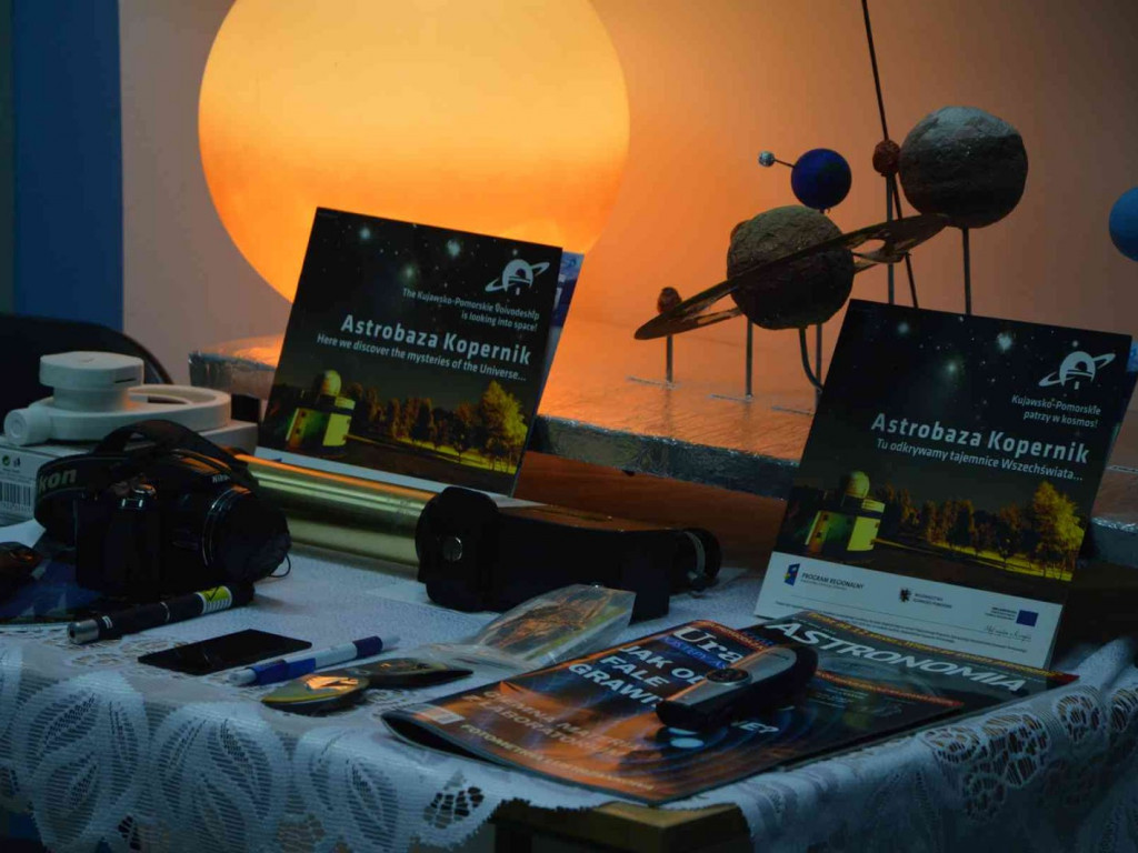 Grupa nauczycieli i popularyzatorów nauk ścisłych odwiedziła kruszwicką astrobazę [FOTO+VIDEO]