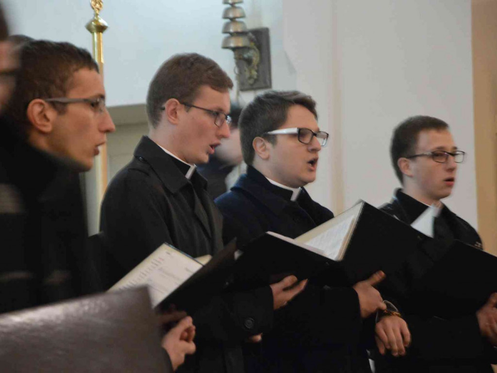Klerycy gnieźnieńskiego seminarium z koncertem w Kruszwicy. Zobacz video