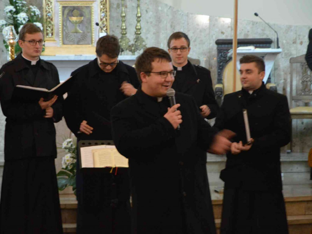 Klerycy gnieźnieńskiego seminarium z koncertem w Kruszwicy. Zobacz video