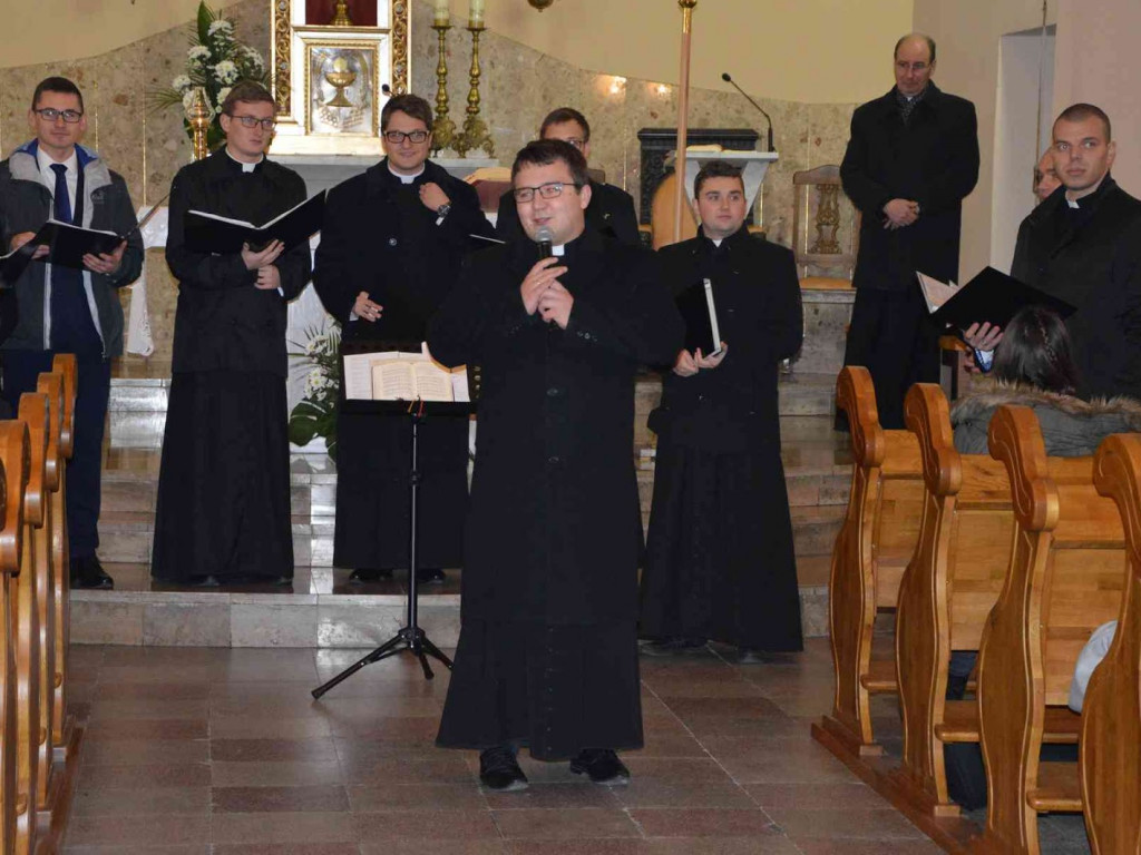 Klerycy gnieźnieńskiego seminarium z koncertem w Kruszwicy. Zobacz video