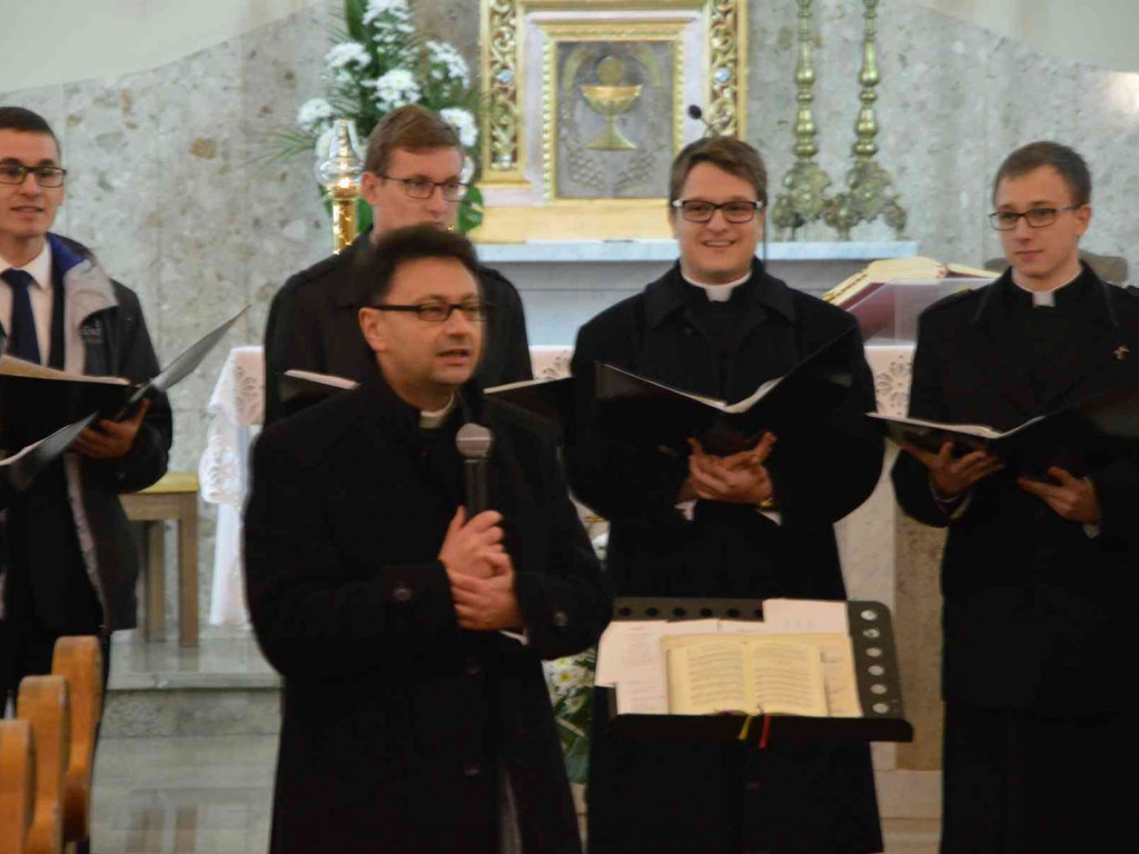 Klerycy gnieźnieńskiego seminarium z koncertem w Kruszwicy. Zobacz video