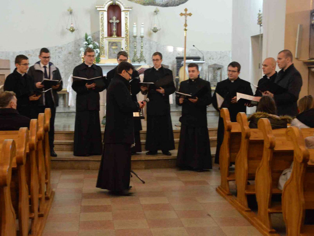 Klerycy gnieźnieńskiego seminarium z koncertem w Kruszwicy. Zobacz video