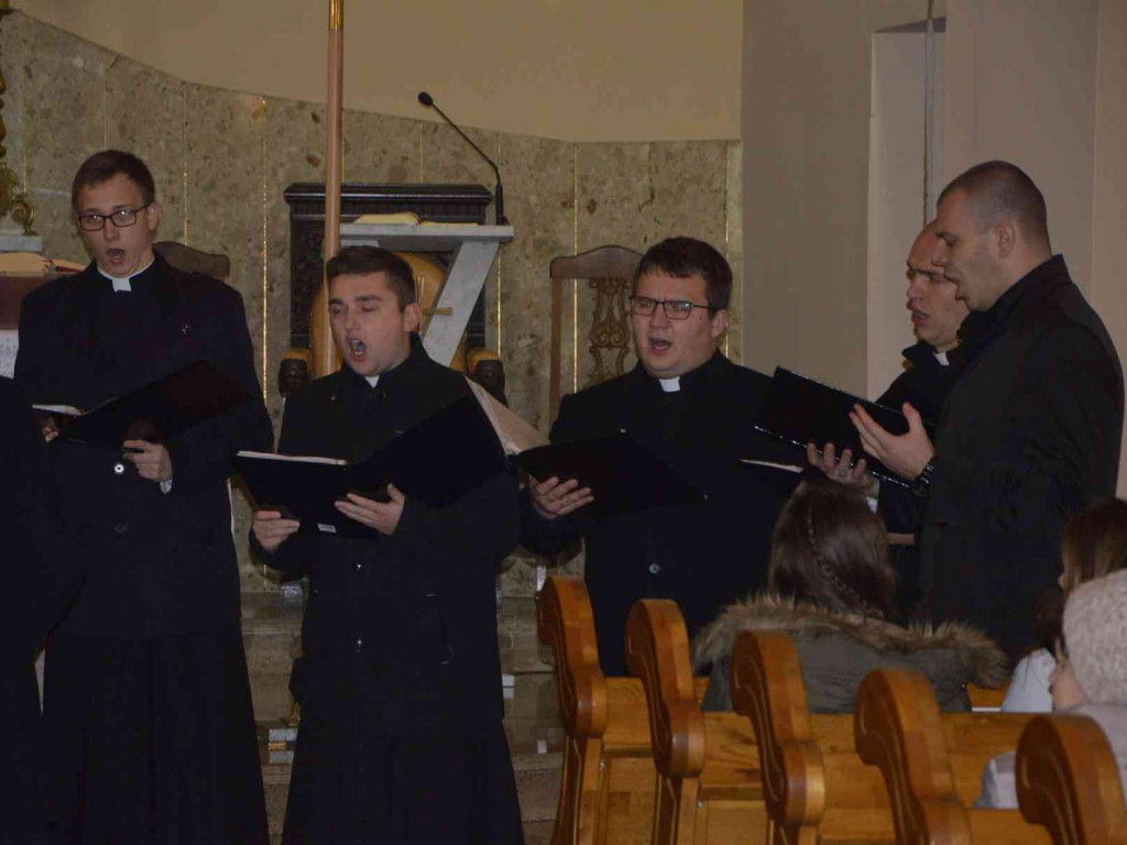 Klerycy gnieźnieńskiego seminarium z koncertem w Kruszwicy. Zobacz video