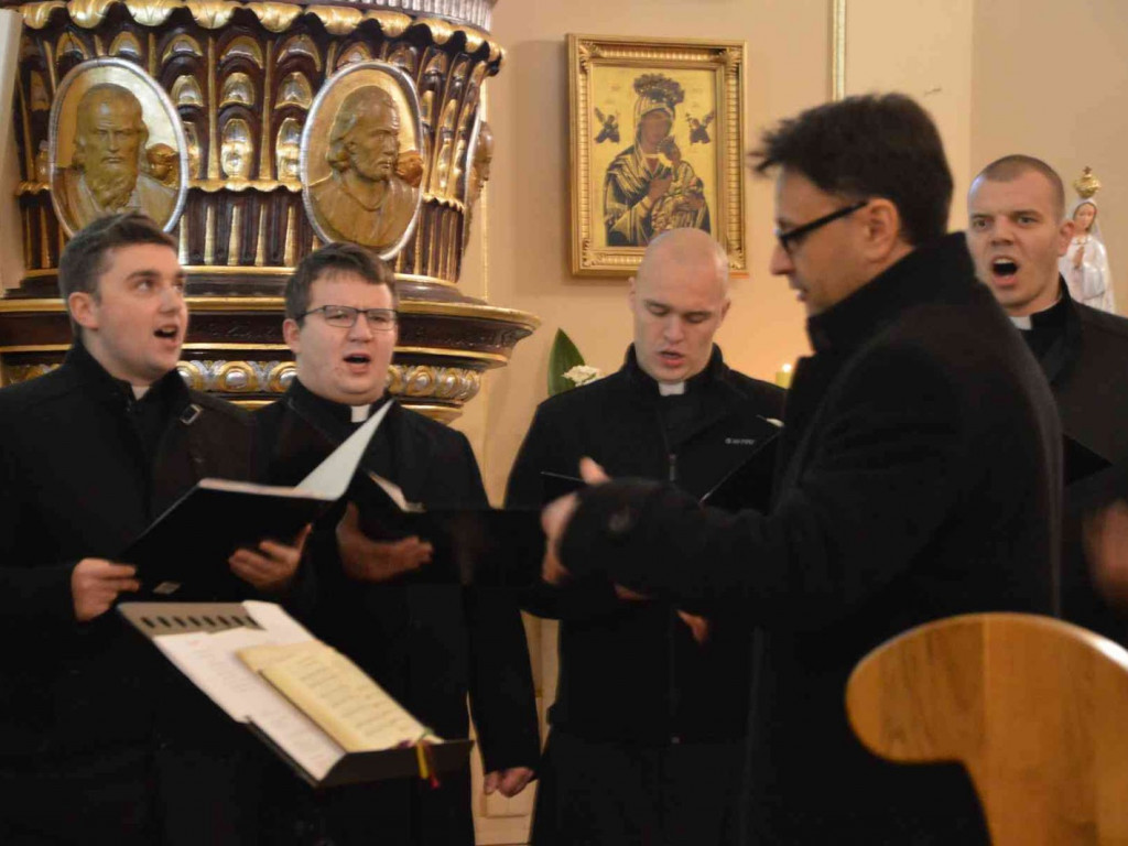 Klerycy gnieźnieńskiego seminarium z koncertem w Kruszwicy. Zobacz video