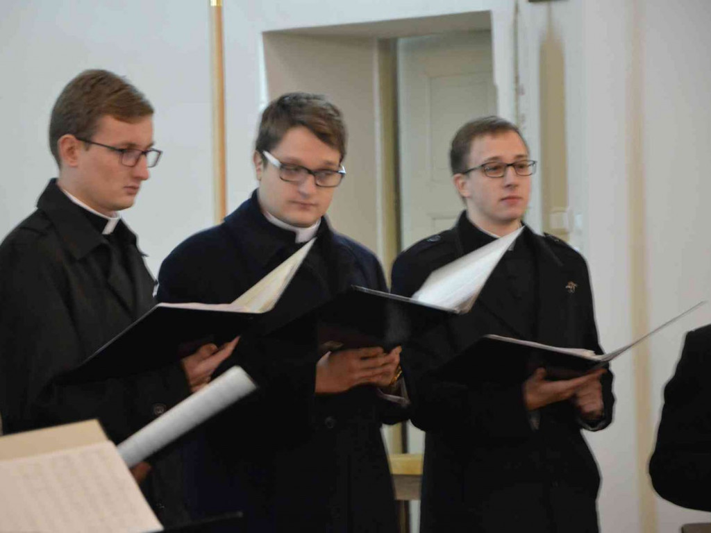 Klerycy gnieźnieńskiego seminarium z koncertem w Kruszwicy. Zobacz video