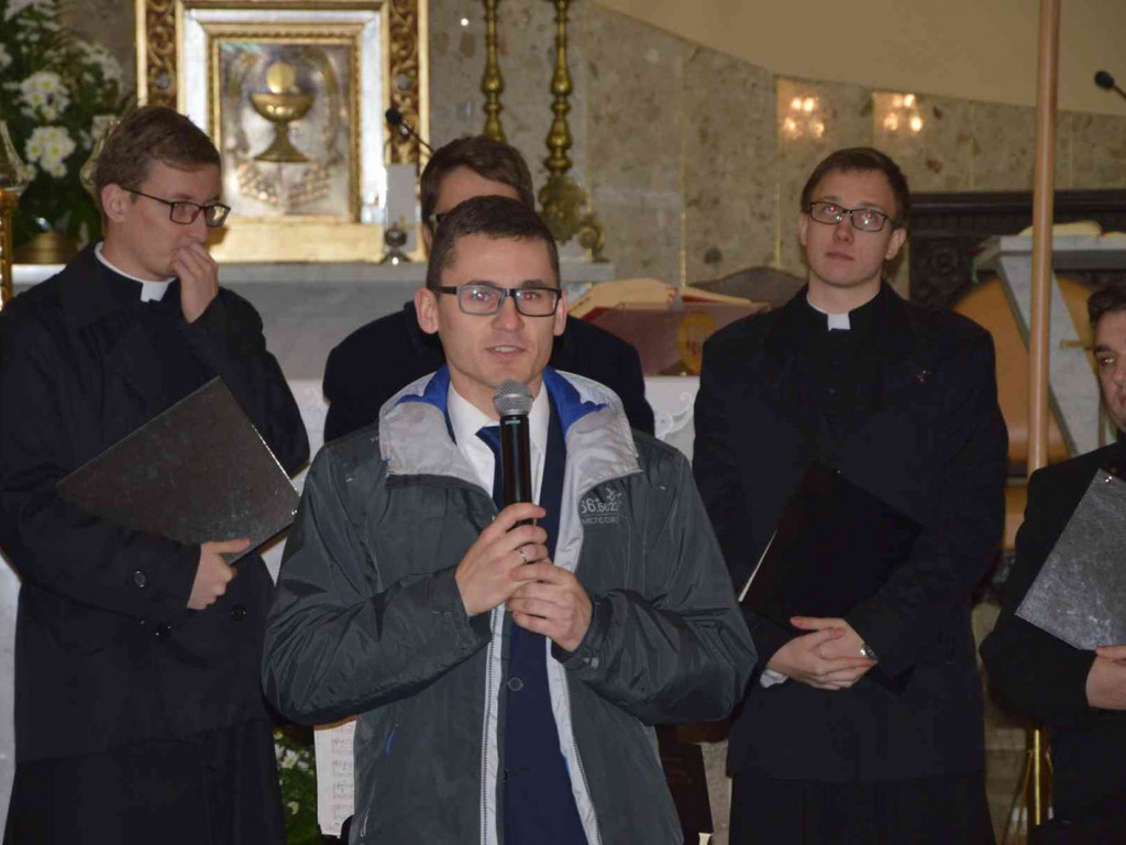 Klerycy gnieźnieńskiego seminarium z koncertem w Kruszwicy. Zobacz video