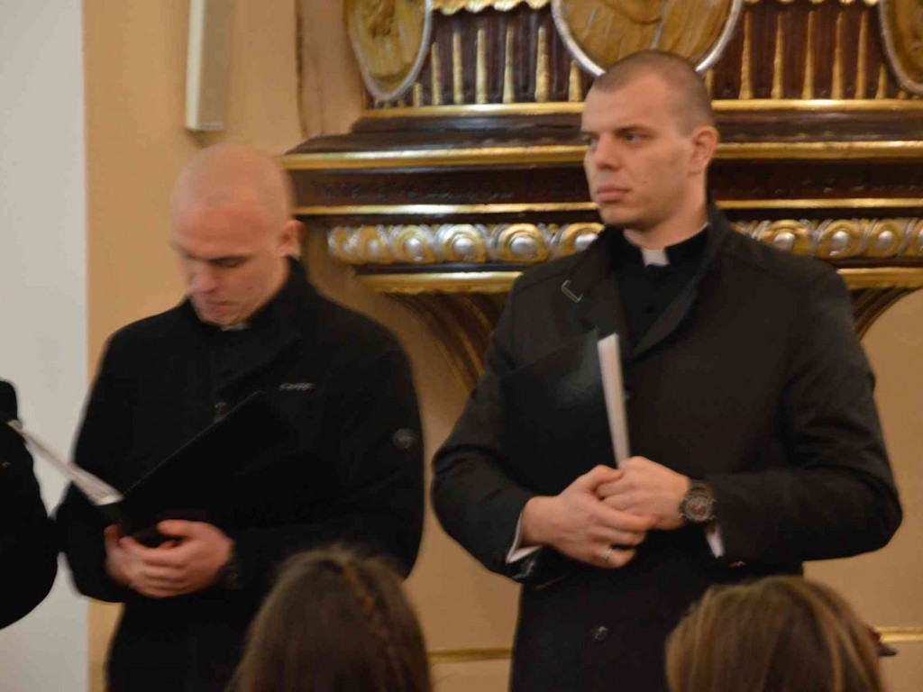 Klerycy gnieźnieńskiego seminarium z koncertem w Kruszwicy. Zobacz video