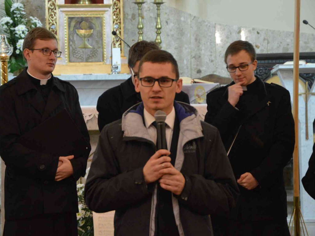 Klerycy gnieźnieńskiego seminarium z koncertem w Kruszwicy. Zobacz video