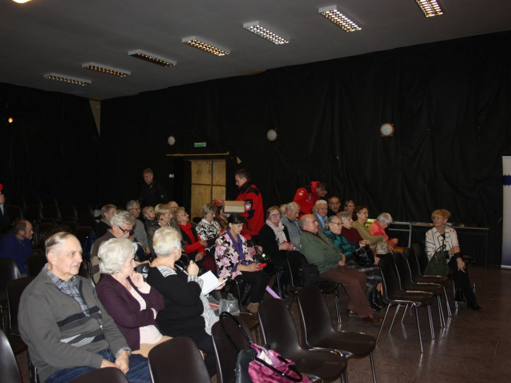 Policjanci i woprowcy debatowali z seniorami [FOTO]