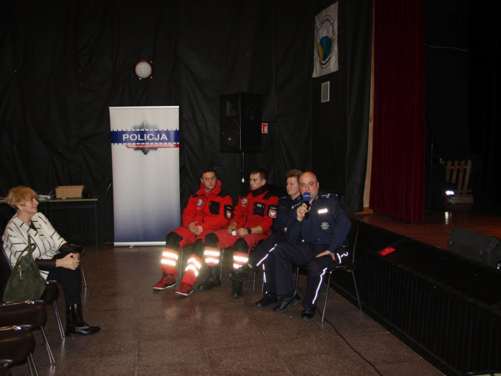 Policjanci i woprowcy debatowali z seniorami [FOTO]
