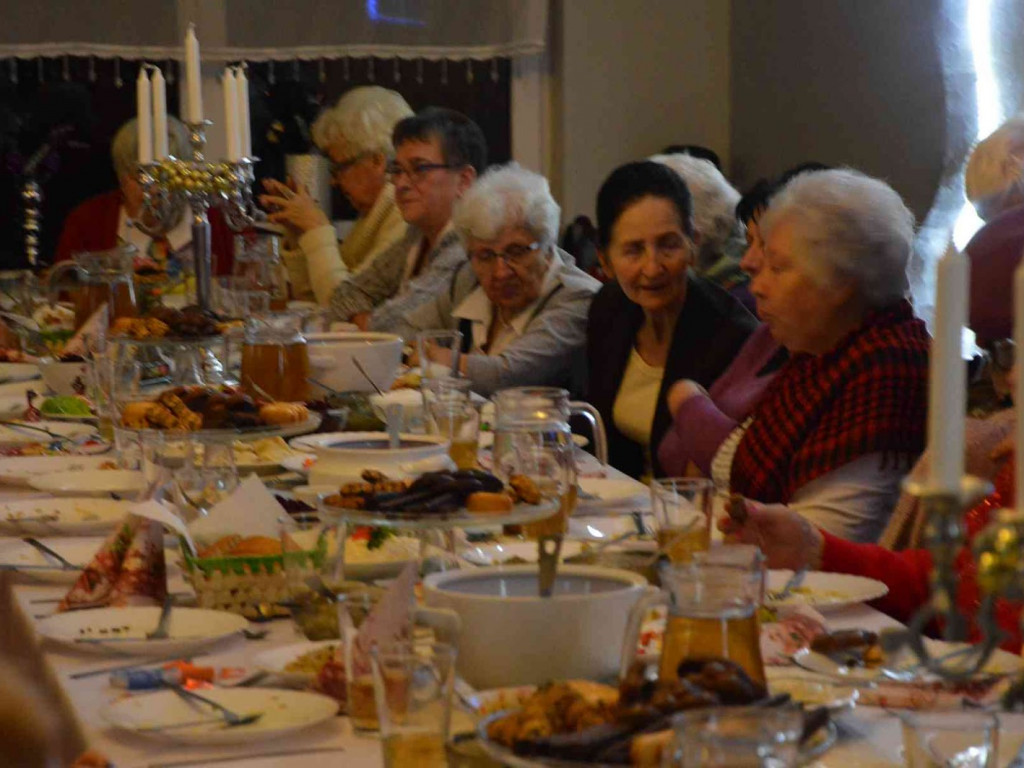 Seniorzy spotkali się przy świątecznym stole [FOTO]