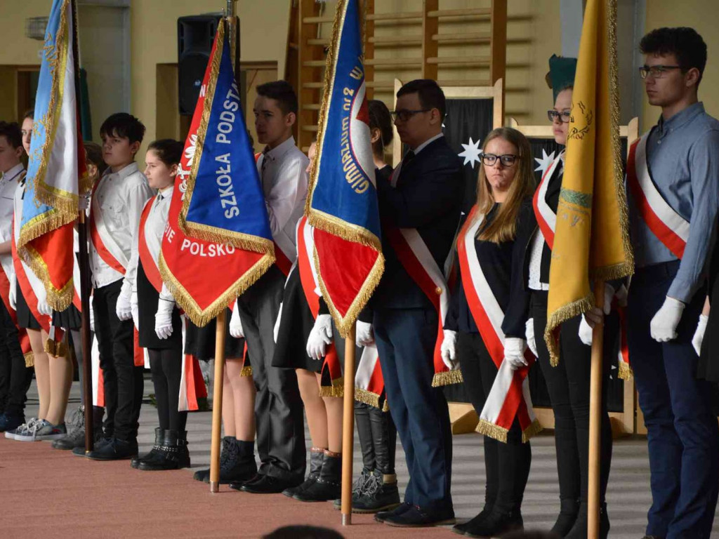 Trwają Obchody Dnia Patrona Szkoły Podstawowej nr 1 w Kruszwicy. Replika sztandaru przekazana placówce [ZDJĘCIA]