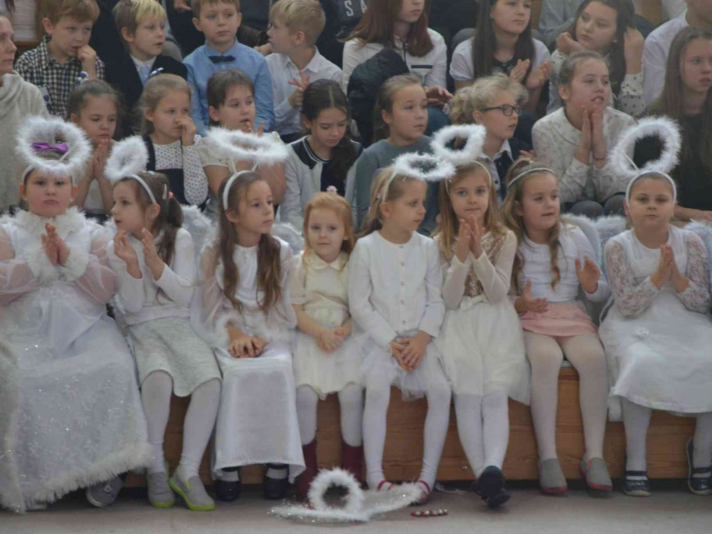 Trwają Obchody Dnia Patrona Szkoły Podstawowej nr 1 w Kruszwicy. Replika sztandaru przekazana placówce [ZDJĘCIA]