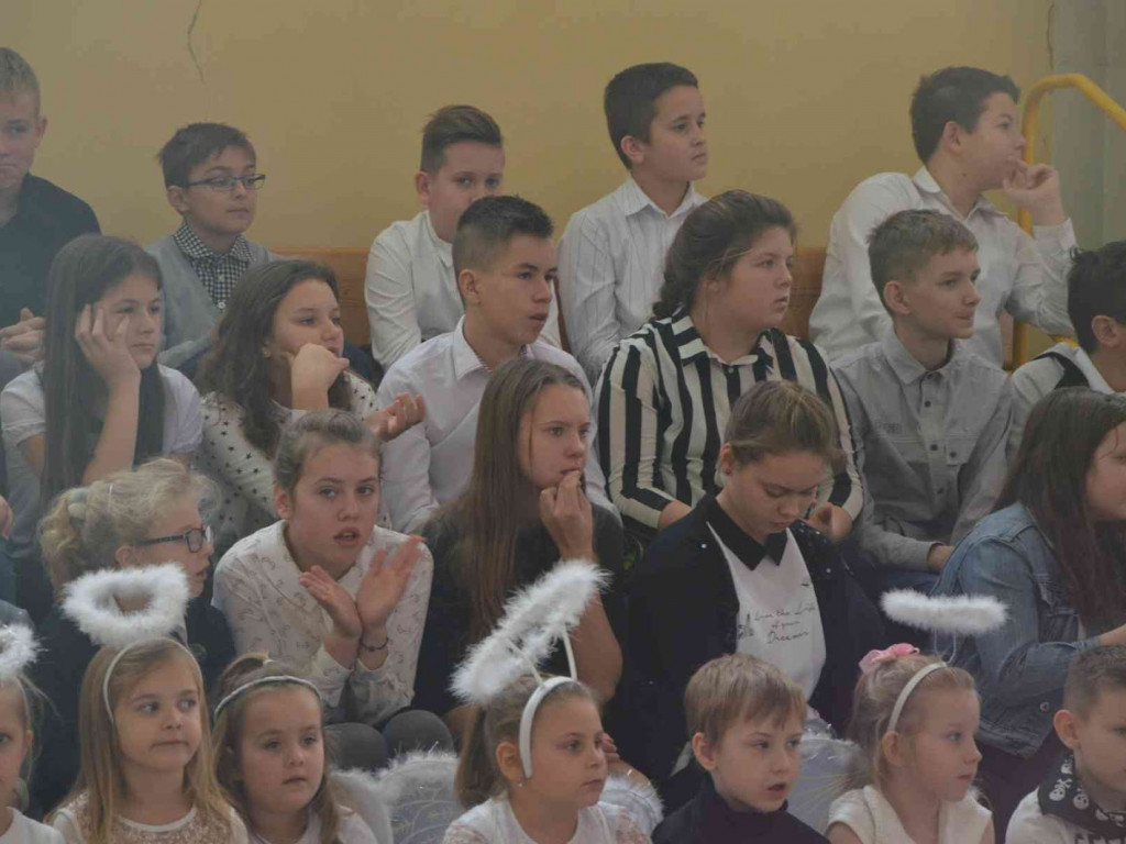 Trwają Obchody Dnia Patrona Szkoły Podstawowej nr 1 w Kruszwicy. Replika sztandaru przekazana placówce [ZDJĘCIA]