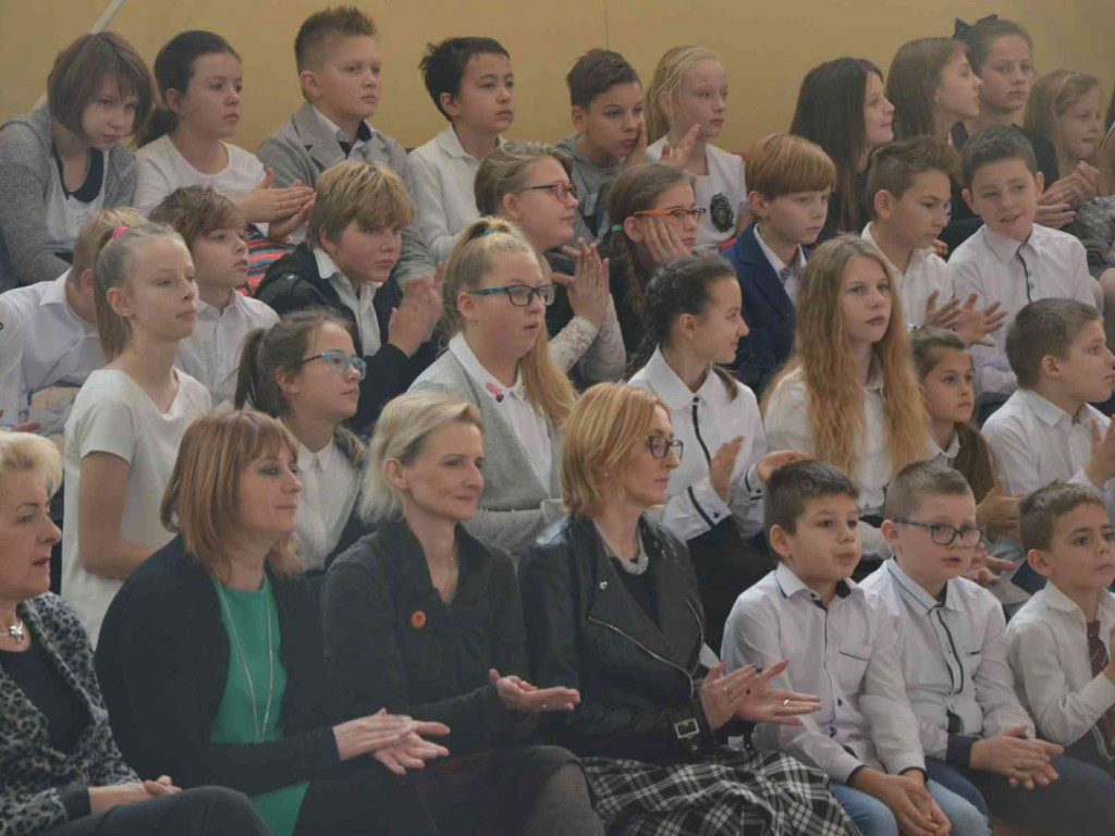 Trwają Obchody Dnia Patrona Szkoły Podstawowej nr 1 w Kruszwicy. Replika sztandaru przekazana placówce [ZDJĘCIA]