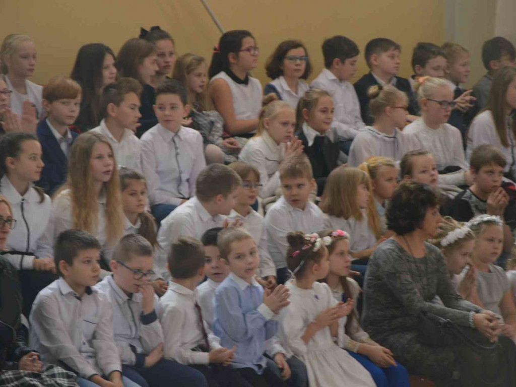 Trwają Obchody Dnia Patrona Szkoły Podstawowej nr 1 w Kruszwicy. Replika sztandaru przekazana placówce [ZDJĘCIA]