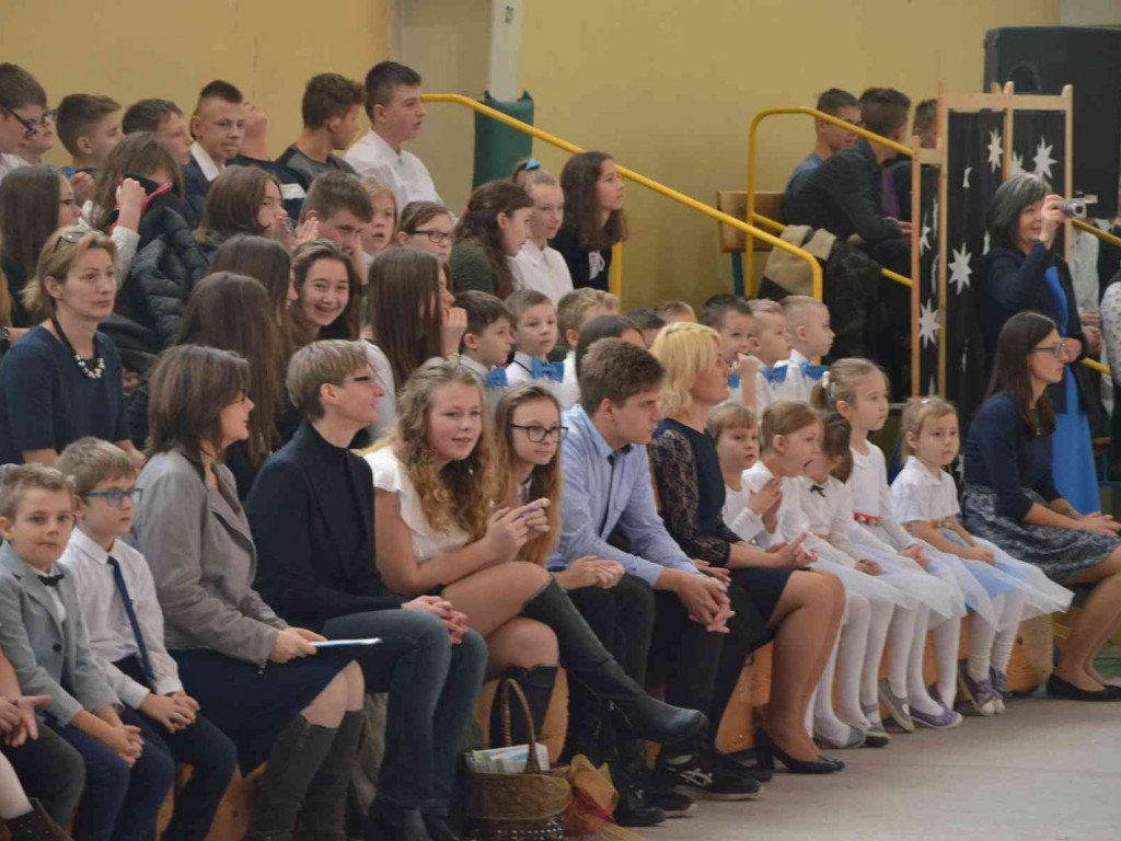 Trwają Obchody Dnia Patrona Szkoły Podstawowej nr 1 w Kruszwicy. Replika sztandaru przekazana placówce [ZDJĘCIA]