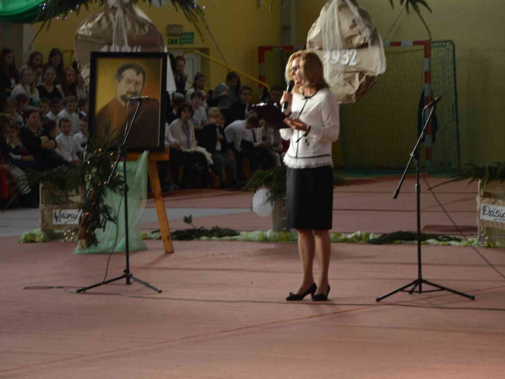 Trwają Obchody Dnia Patrona Szkoły Podstawowej nr 1 w Kruszwicy. Replika sztandaru przekazana placówce [ZDJĘCIA]