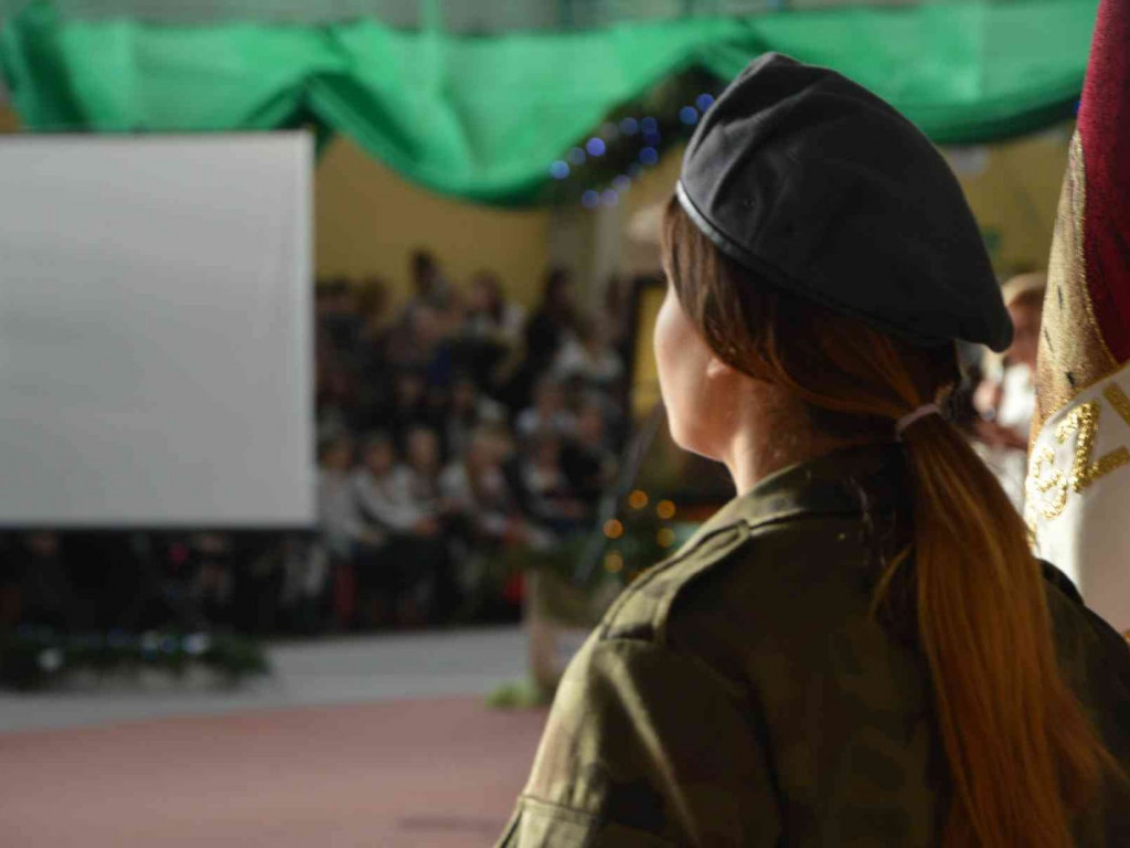 Trwają Obchody Dnia Patrona Szkoły Podstawowej nr 1 w Kruszwicy. Replika sztandaru przekazana placówce [ZDJĘCIA]