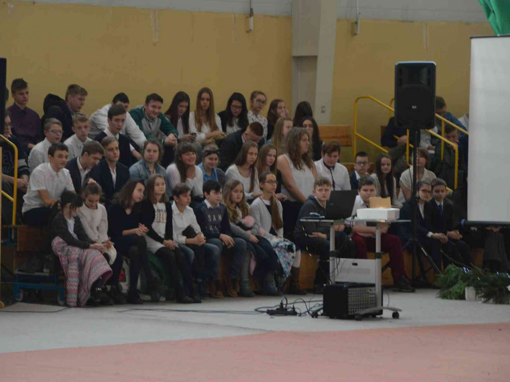 Trwają Obchody Dnia Patrona Szkoły Podstawowej nr 1 w Kruszwicy. Replika sztandaru przekazana placówce [ZDJĘCIA]