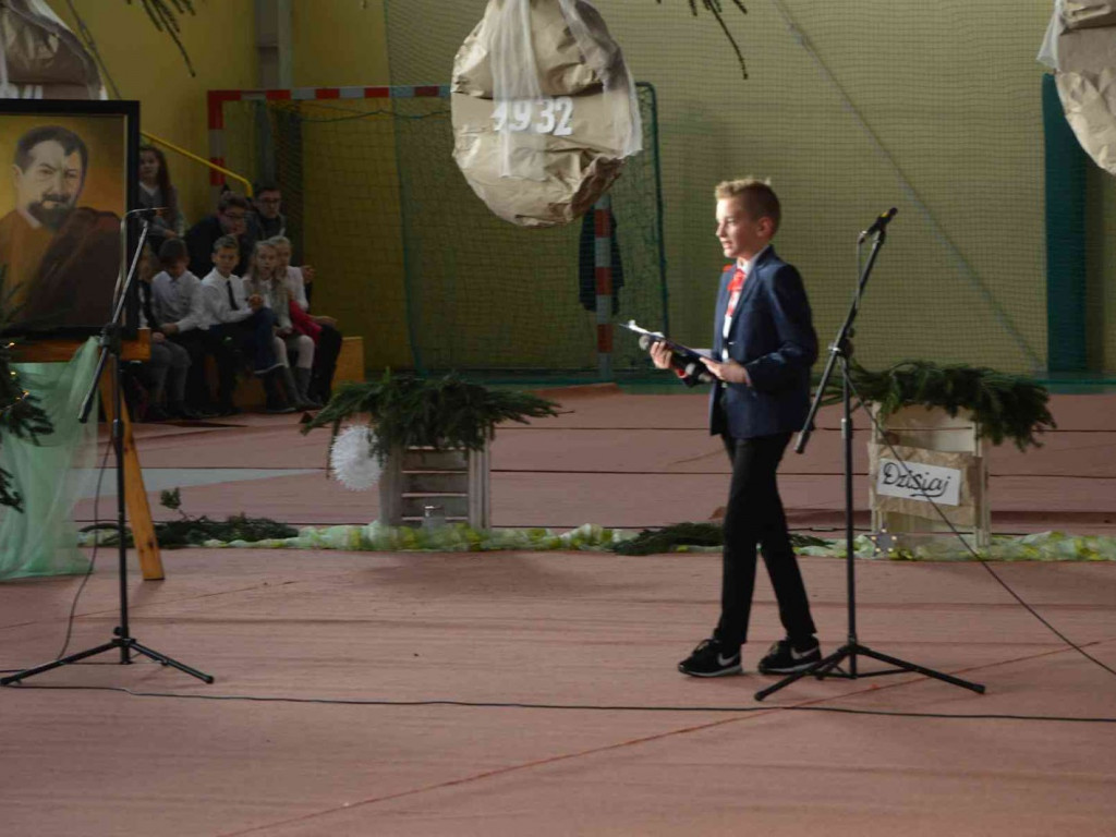 Trwają Obchody Dnia Patrona Szkoły Podstawowej nr 1 w Kruszwicy. Replika sztandaru przekazana placówce [ZDJĘCIA]